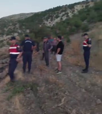 ADIYAMAN'IN GÖLBAŞI İLÇESİNDE OTLUK ALANDA ÇIKAN YANGIN KÖYLÜLER TARAFINDAN KOVALARLA TAŞINAN...