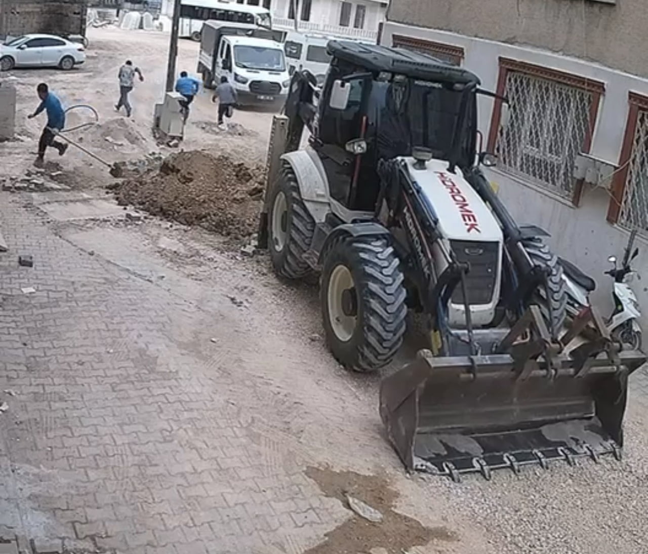 ADIYAMAN’DA ALTYAPI ÇALIŞMASI SIRASINDA DOĞALGAZ BORUSUNUN PATLAMASIYLA PANİĞE KAPILAN İŞÇİLERİN...