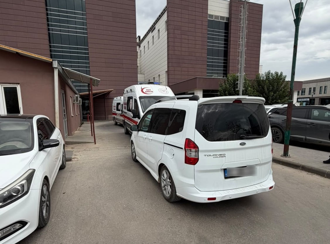 ADIYAMAN’DA, AMBULANS GİRİŞİNE ARACINI PARK EDİP KENDİSİNE ULAŞILAMAYAN SÜRÜCÜ PES DEDİRTTİ....