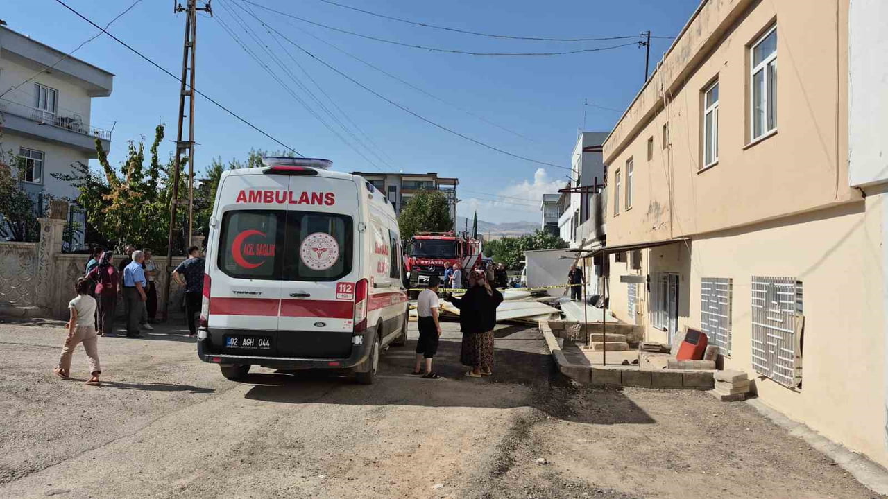 ADIYAMAN’DA BİR EVDE DEMİR KAYNAK ÇALIŞMASI SIRASINDA ÇIKAN KIVILCIMLARIN KAĞIT PARÇALARINI...