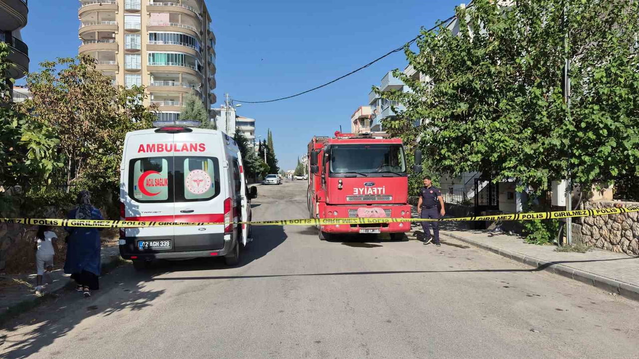 ADIYAMAN’DA BİR EVDE DOĞAL GAZ SIZINTISI NEDENİYLE ÇIKTIĞI DEĞERLENDİRİLEN YANGINDA 3 KİŞİ...