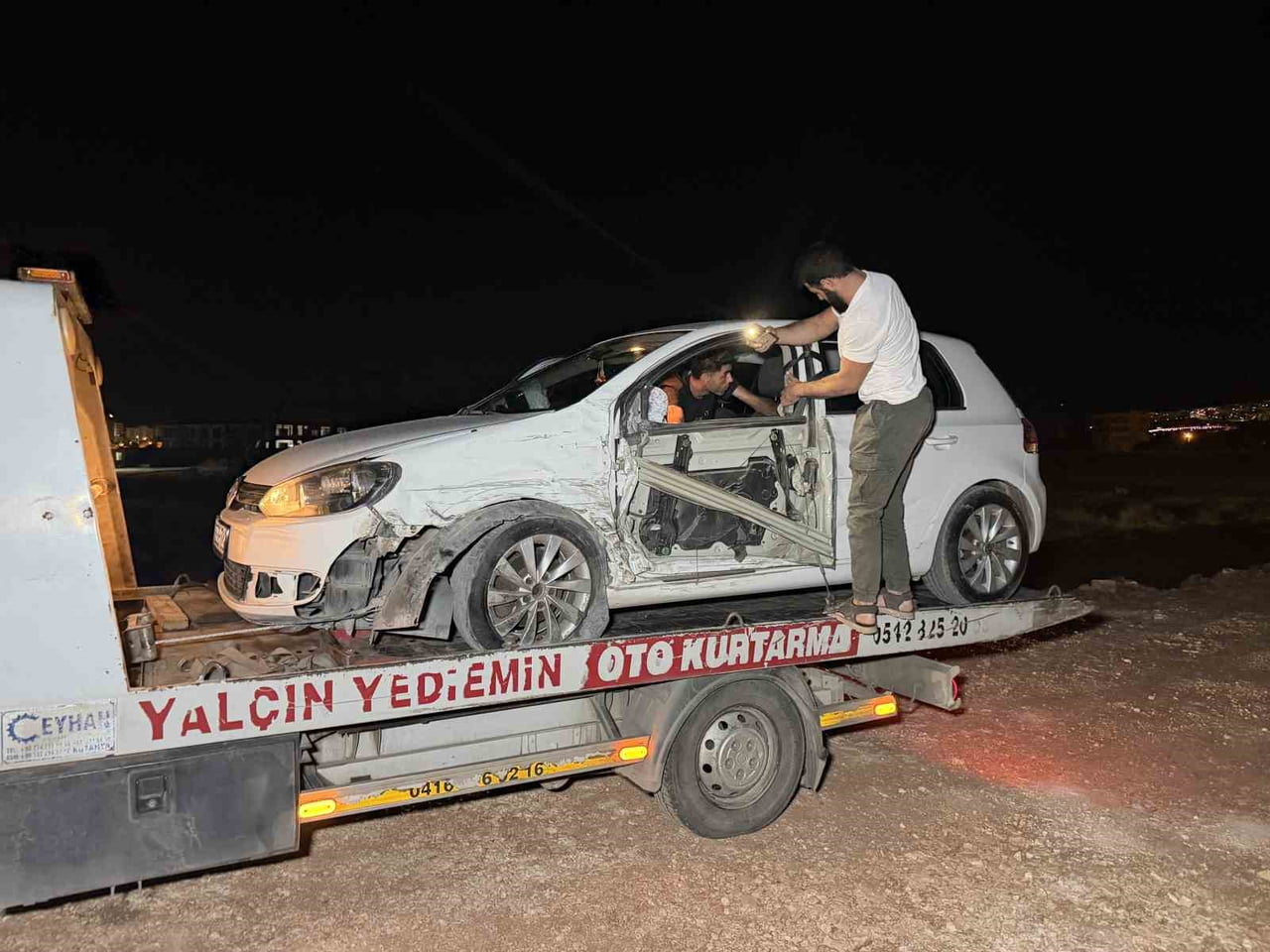 ADIYAMAN’DA, BİR PANELVAN SÜRÜCÜSÜ VE YANINDA BULUNAN ARKADAŞI YAŞADIĞI KAZA SONRASI ARACI...