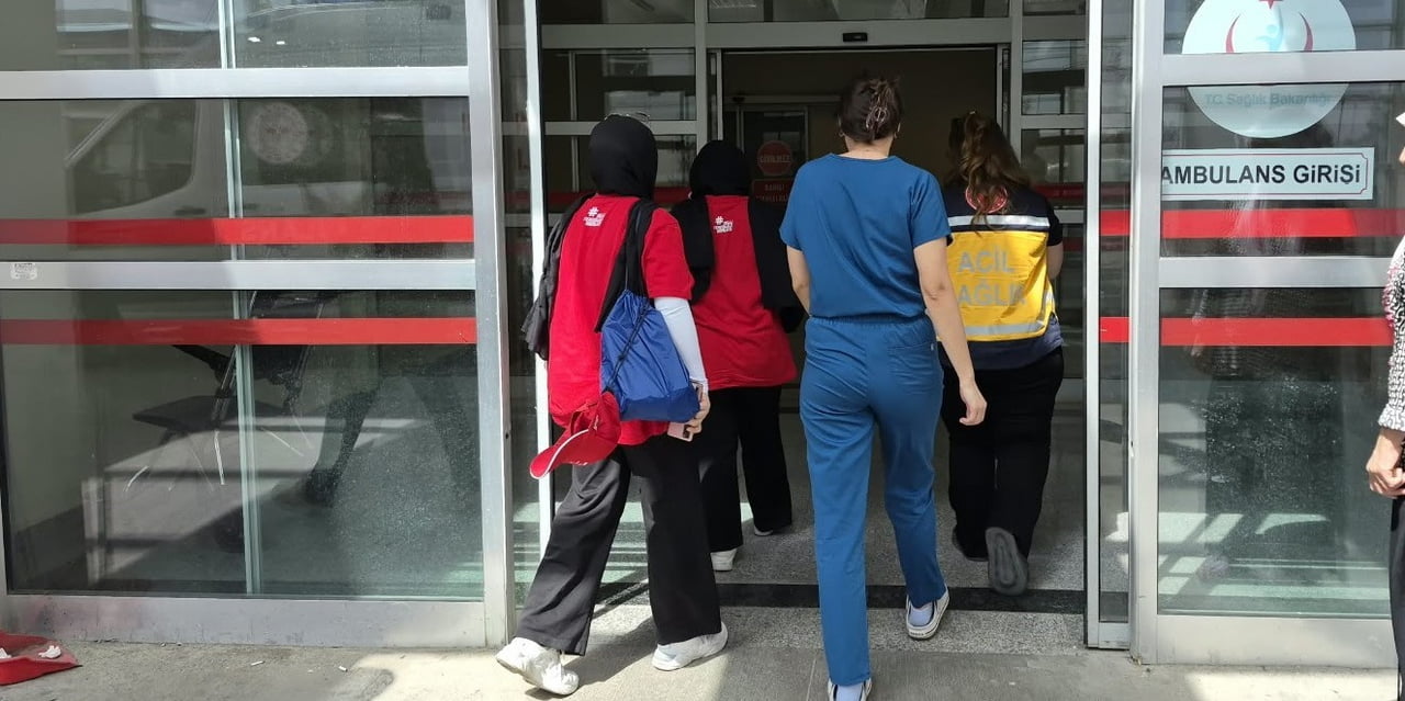 ADIYAMAN’DA DÜZENLENEN BİR PROGRAMDA YEMEK YİYEN 4 ÖĞRENCİ, ZEHİRLENME ŞÜPHESİYLE HASTANEYE...