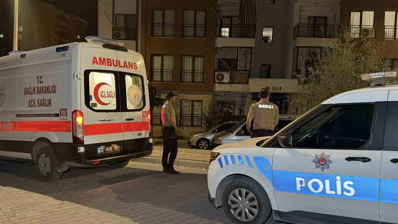 ADIYAMAN’DA, EVDE TEK OLDUĞU ESNADA YAKINLARI TARAFINDAN EVDE ÖLÜ BULUNAN KİŞİ İÇİN EKİPLER...