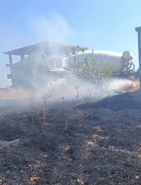 ADIYAMAN’DA, İKAMETLERİN ARASINDA KOPARAK YERE DÜŞEN ELEKTRİK KABLOLARI KURU OT YANGININA NEDEN...
