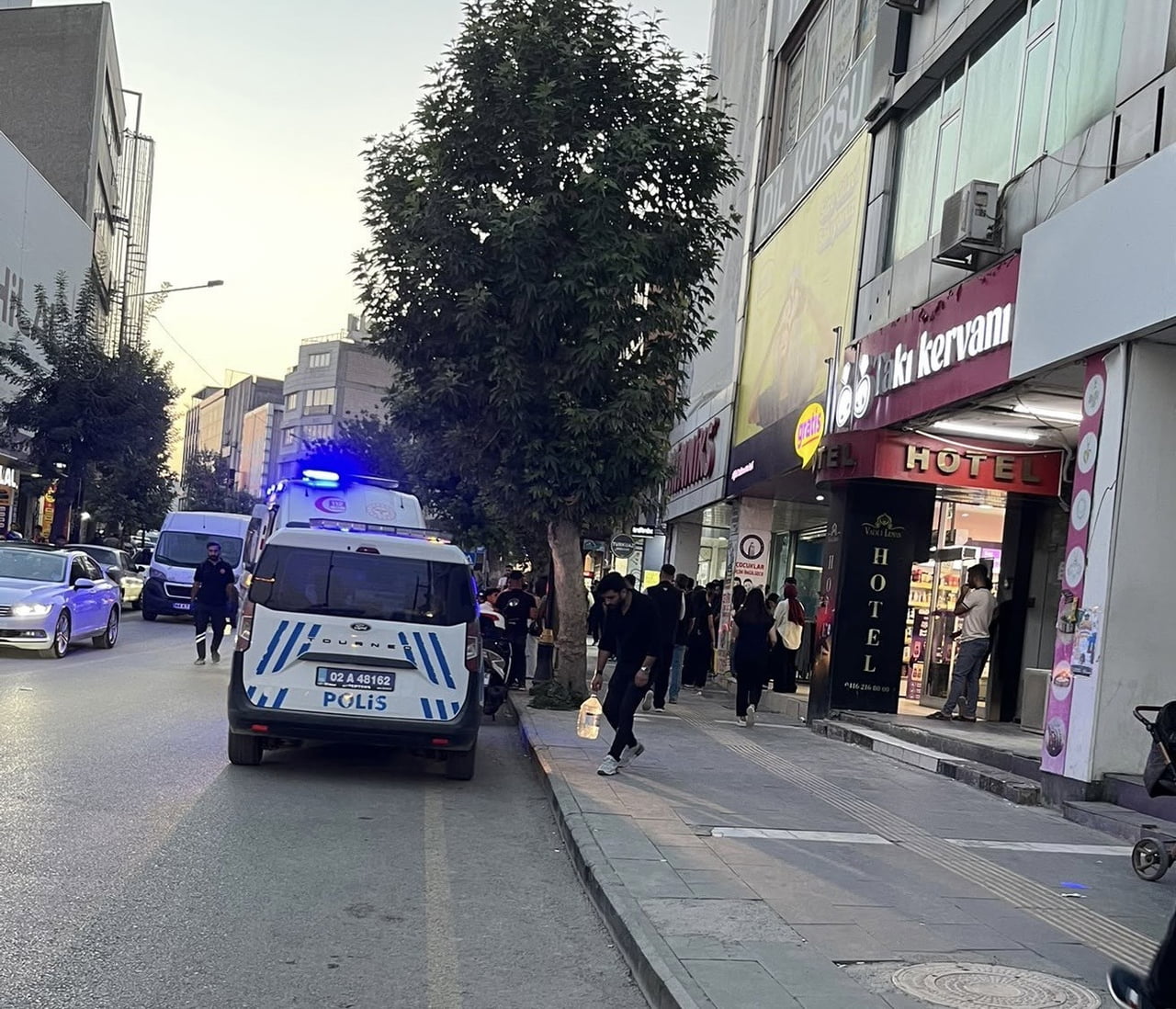 ADIYAMAN’DA İKİ KIZ GURUBU ARASINDA ÇIKAN KAVGADA 1 KİŞİ YARALANDI.