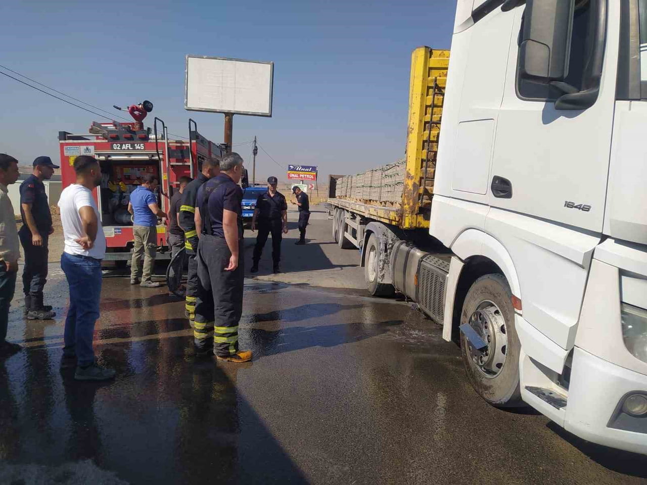 ADIYAMAN’DA KİLİTLİ PARKE TAŞI YÜKLÜ TIRIN ALEV ALMASI KORKUTTU.