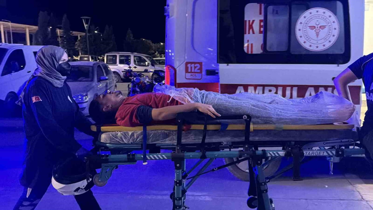 ADIYAMAN’DA KONTROLDEN ÇIKAN MOTOSİKLETİN DEVRİLMESİ SONUCU MEYDANA GELEN KAZADA 1 KİŞİ...