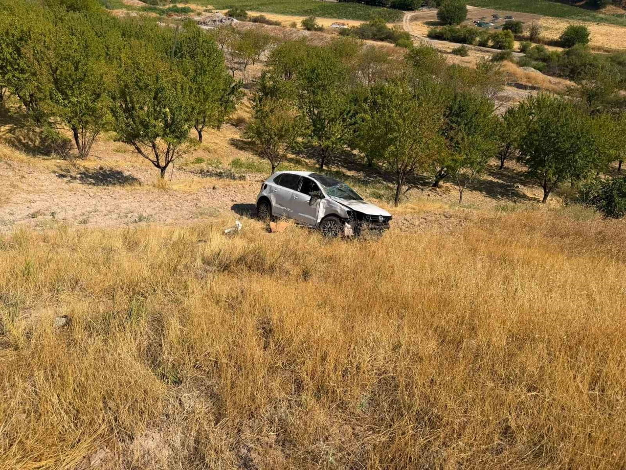 ADIYAMAN’DA KONTROLDEN ÇIKAN OTOMOBİLİN TAKLALAR ATARAK TARLAYA YUVARLANMASI SONUCU 1 KİŞİ...