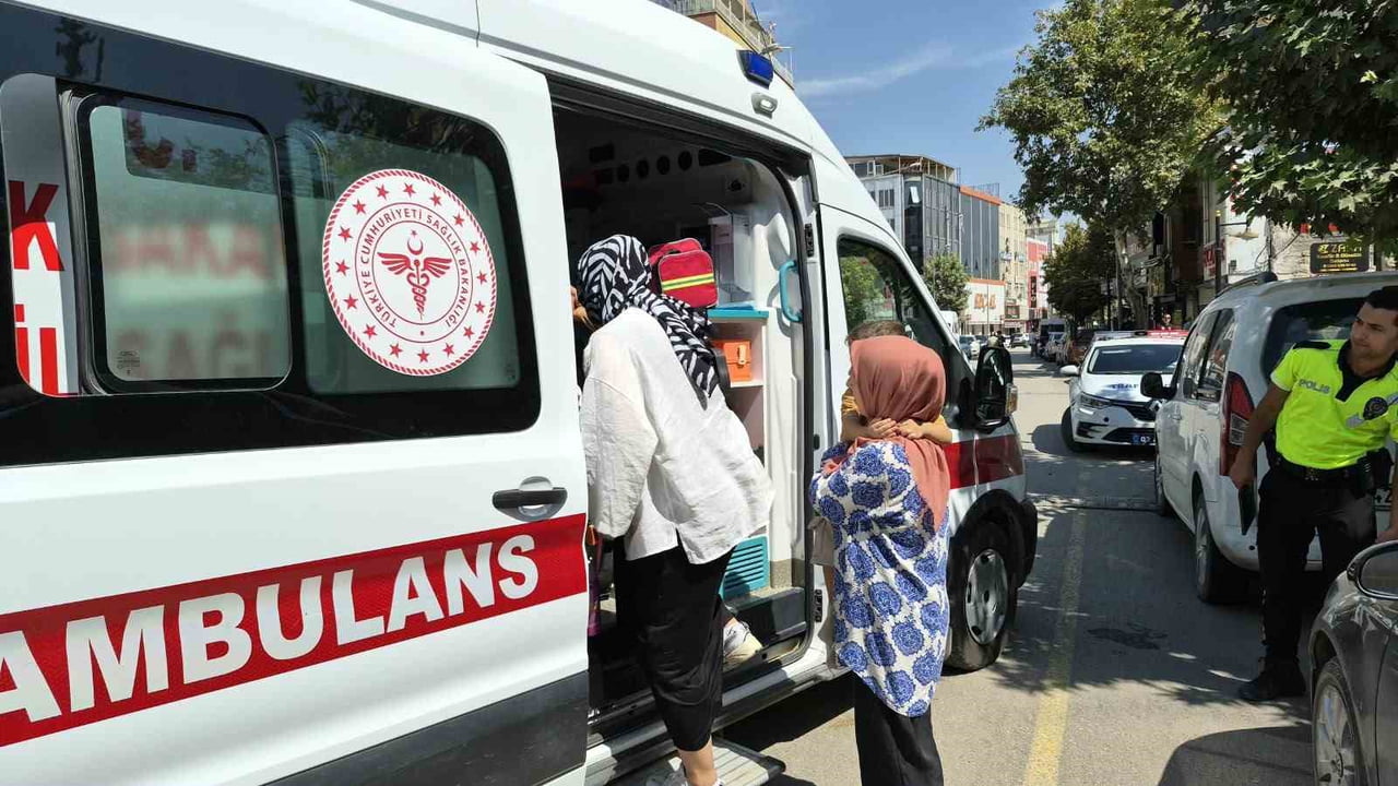 ADIYAMAN’DA MİNİBÜS İLE İKİ OTOMOBİLİN KARIŞTIĞI ZİNCİRLEME TRAFİK KAZASINDA, 2 ÇOCUK YARALANDI....