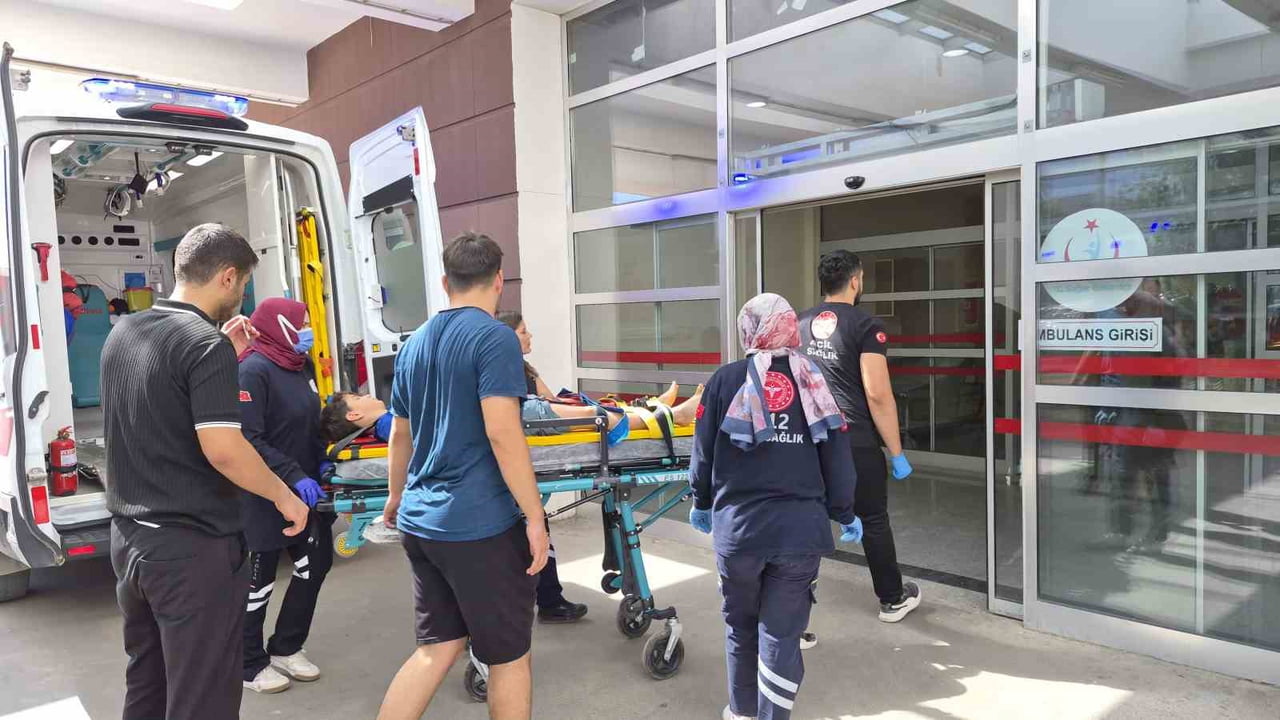 ADIYAMAN’DA MOTOSİKLET İLE BİSİKLETİN ÇARPIŞMASI SONUCU 11 YAŞINDAKİ ÇOCUK YARALANDI.