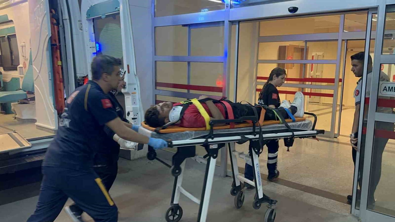 ADIYAMAN’DA MOTOSİKLET İLE OTOMOBİLİN ÇARPIŞMASI SONUCU MEYDANA GELEN KAZADA 1 KİŞİ...