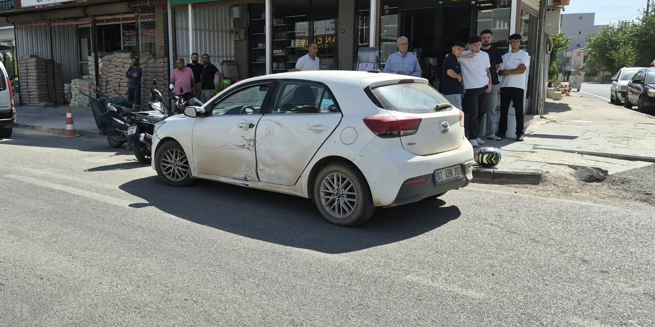 ADIYAMAN’DA MOTOSİKLET İLE OTOMOBİLİN ÇARPIŞMASI SONUCU MEYDANA GELEN TRAFİK KAZASINDA MOTOSİKLET...