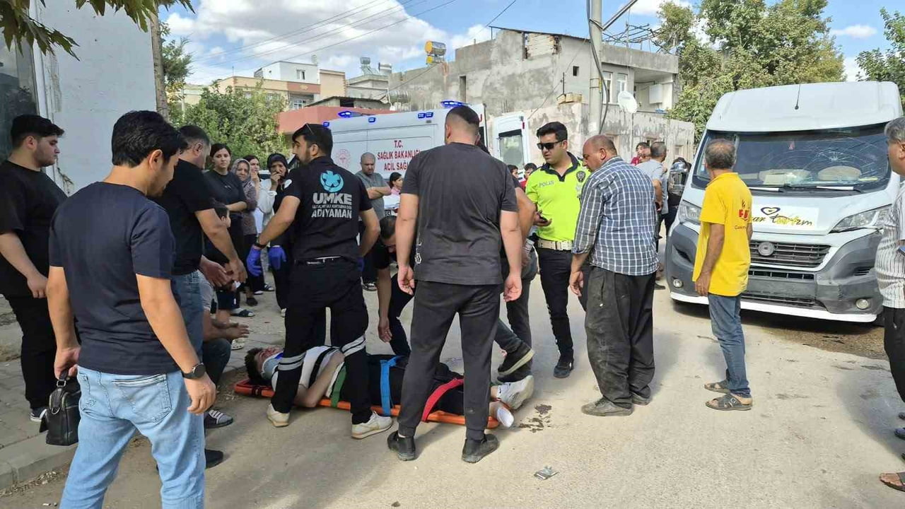 ADIYAMAN’DA MOTOSİKLET İLE SERVİS ARACININ ÇARPIŞMASI SONUCU MEYDANA GELEN KAZADA 1 KİŞİ...