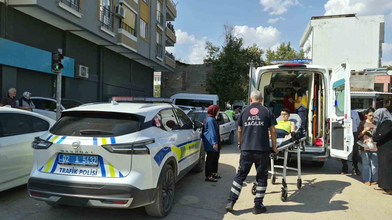 ADIYAMAN’DA OTOMOBİLİN ÇARPTIĞI 10 YAŞINDAKİ ÇOCUK YARALANDI.
