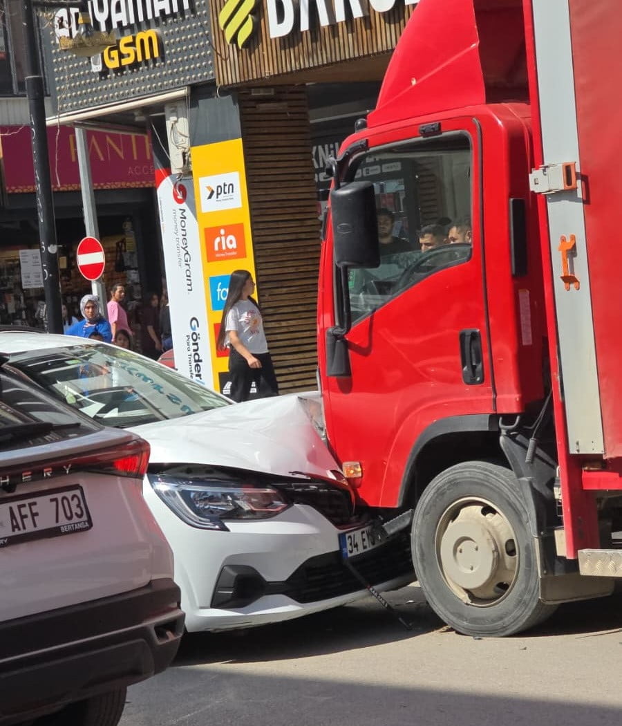 ADIYAMAN’DA, OTOMOBİLİN PARK HALİNDEKİ KAMYONETE ÇARPMASI SONUCU 12 KİŞİ YARALANDI.