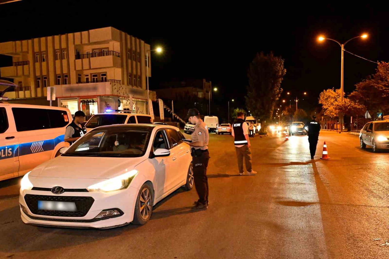 ADIYAMAN’DA POLİS EKİPLERİ TARAFINDAN KENT GENELİNDE HUZUR VE GÜVENLİĞİN SAĞLANMASI AMACIYLA GENEL...