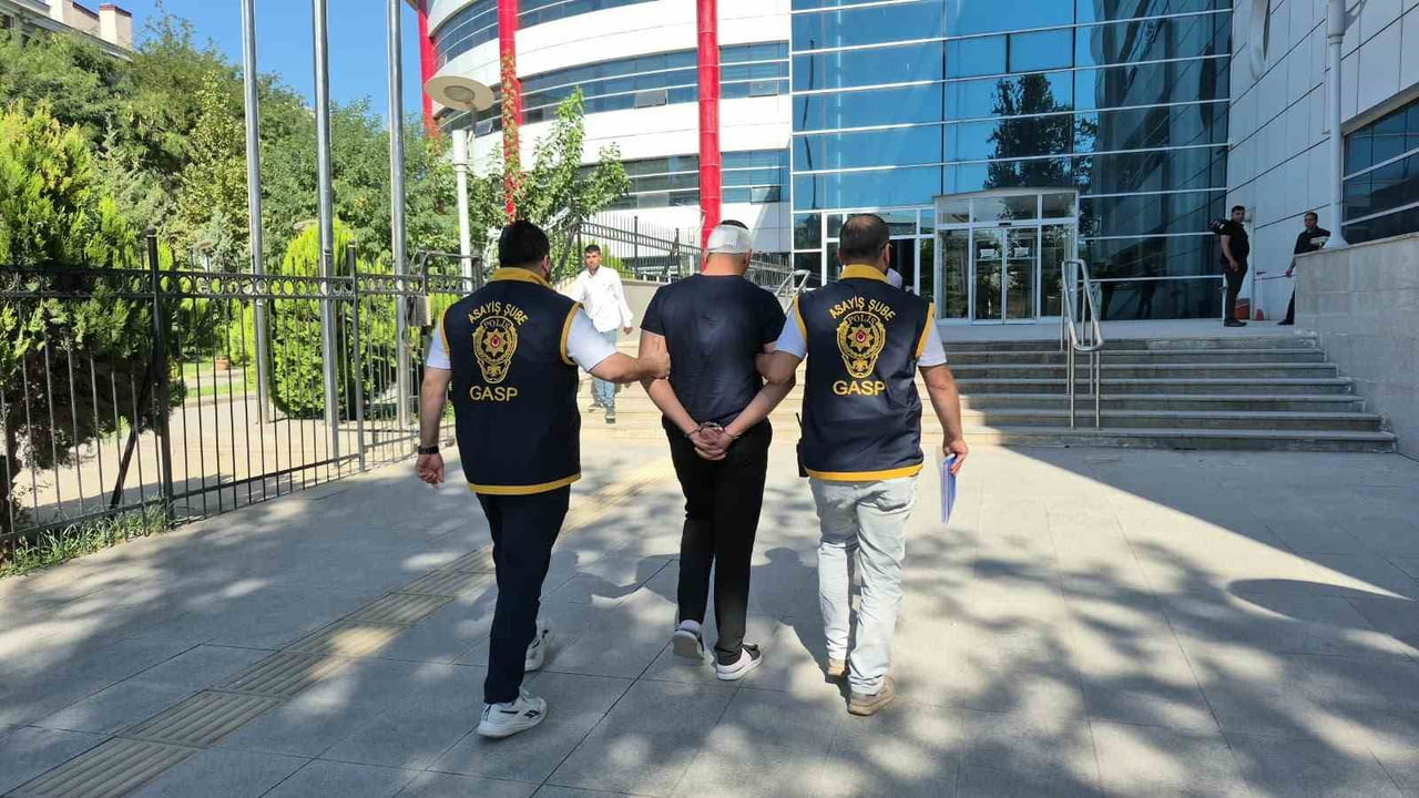 ADIYAMAN’DA SOKAK ORTASINDA SEVGİLİSİNİ DARP ETTİĞİ SIRADA OLAYA MÜDAHALE ETMEYE ÇALIŞAN GENCİ...
