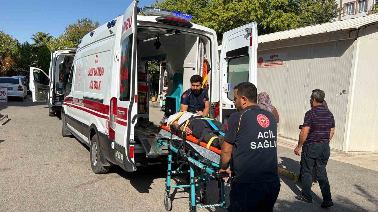 ADIYAMAN’DA SÜRÜCÜSÜNÜN DİREKSİYON HAKİMİYETİNİ KAYBETTİĞİ MİNİBÜSÜN DEVRİLMESİ SONUCU 12 TÜTÜN...