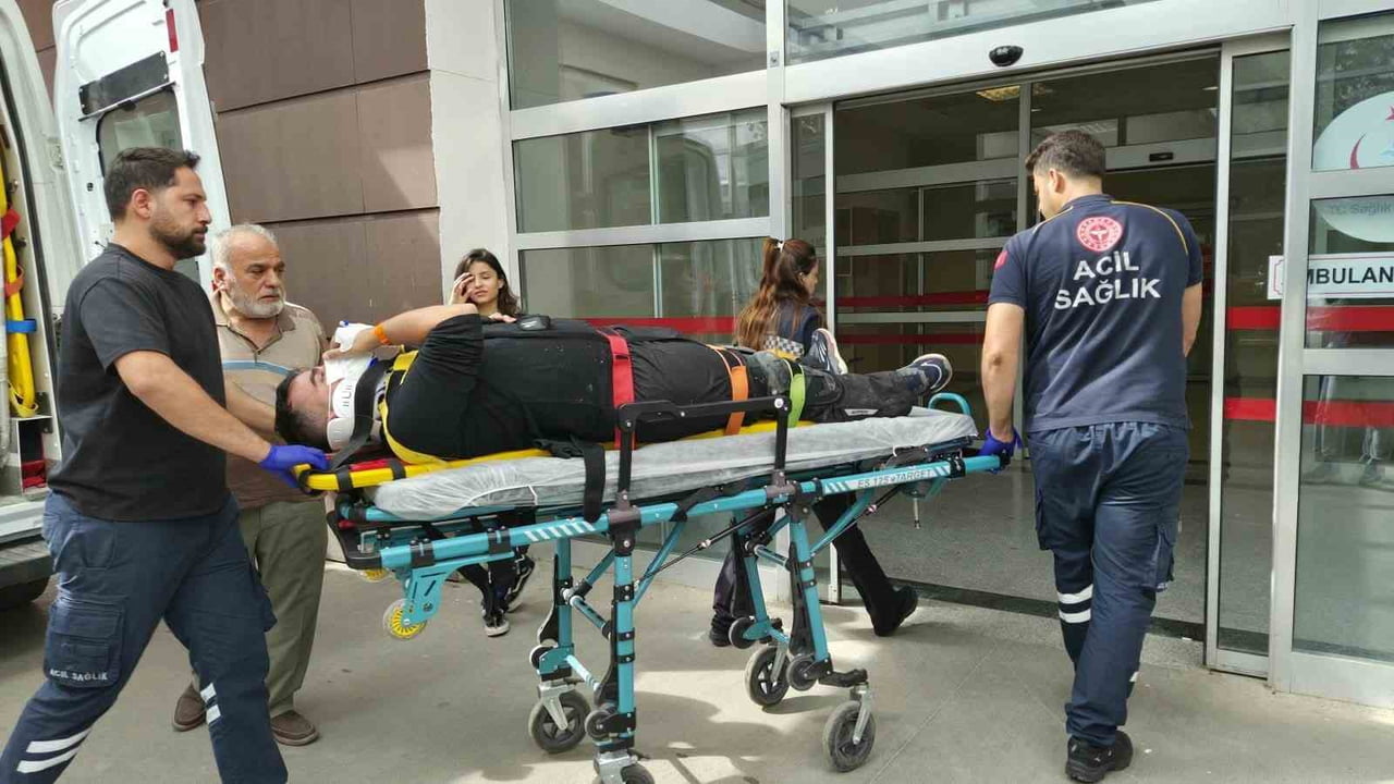 ADIYAMAN’DA, SÜRÜCÜSÜNÜN DİREKSİYON HAKİMİYETİNİ KAYBETTİĞİ MOTOSİKLETİN DEVRİLMESİ SONUCU 1 KİŞİ...