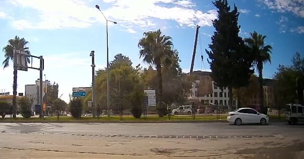 ADIYAMAN’DA VİNÇTEN DÜŞEN BEN BLOK ÇEVREDEKİ VATANDAŞLARI KORKUTTU.
