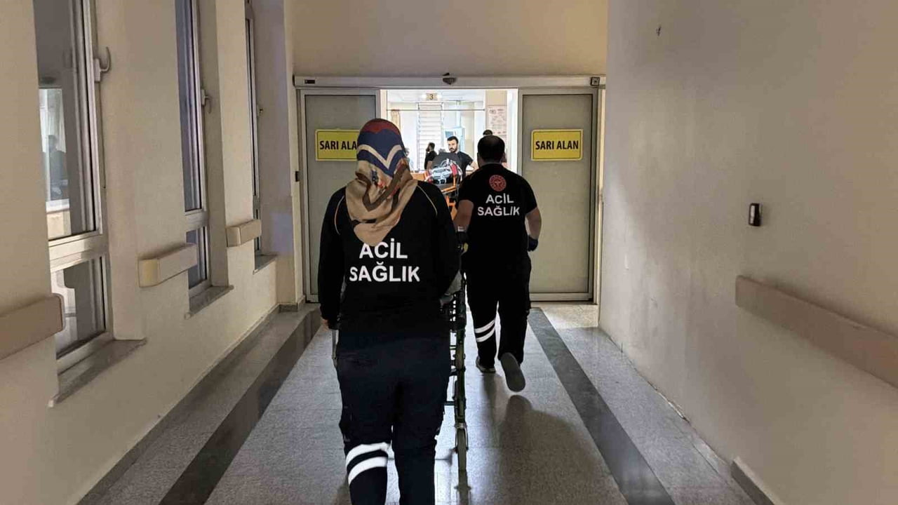 ADIYAMAN’DA YAŞI KÜÇÜK ARKADAŞ, POŞETE DOLDURDUKLARI SAMANLARA KOLONYA DÖKÜP ATEŞE VERMESİ ANİ...