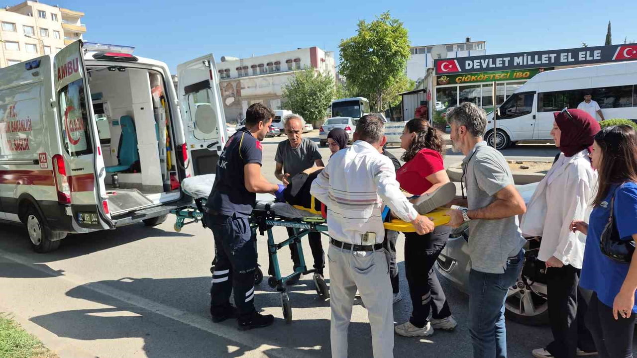 ADIYAMAN’DA YAYA GEÇİDİNDEN KARŞIYA GEÇMEK İSTEYEN KADIN, OTOMOBİLİN ÇARPMASI SONUCU...