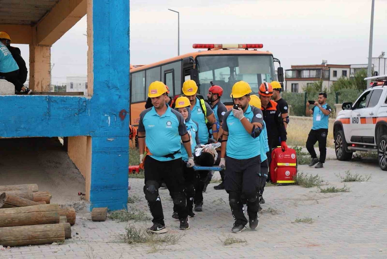 ADIYAMAN İL SAĞLIK MÜDÜRLÜĞÜ BÜNYESİNDE GÖREV YAPAN ULUSAL MEDİKAL KURTARMA EKİPLERİ (UMKE)...