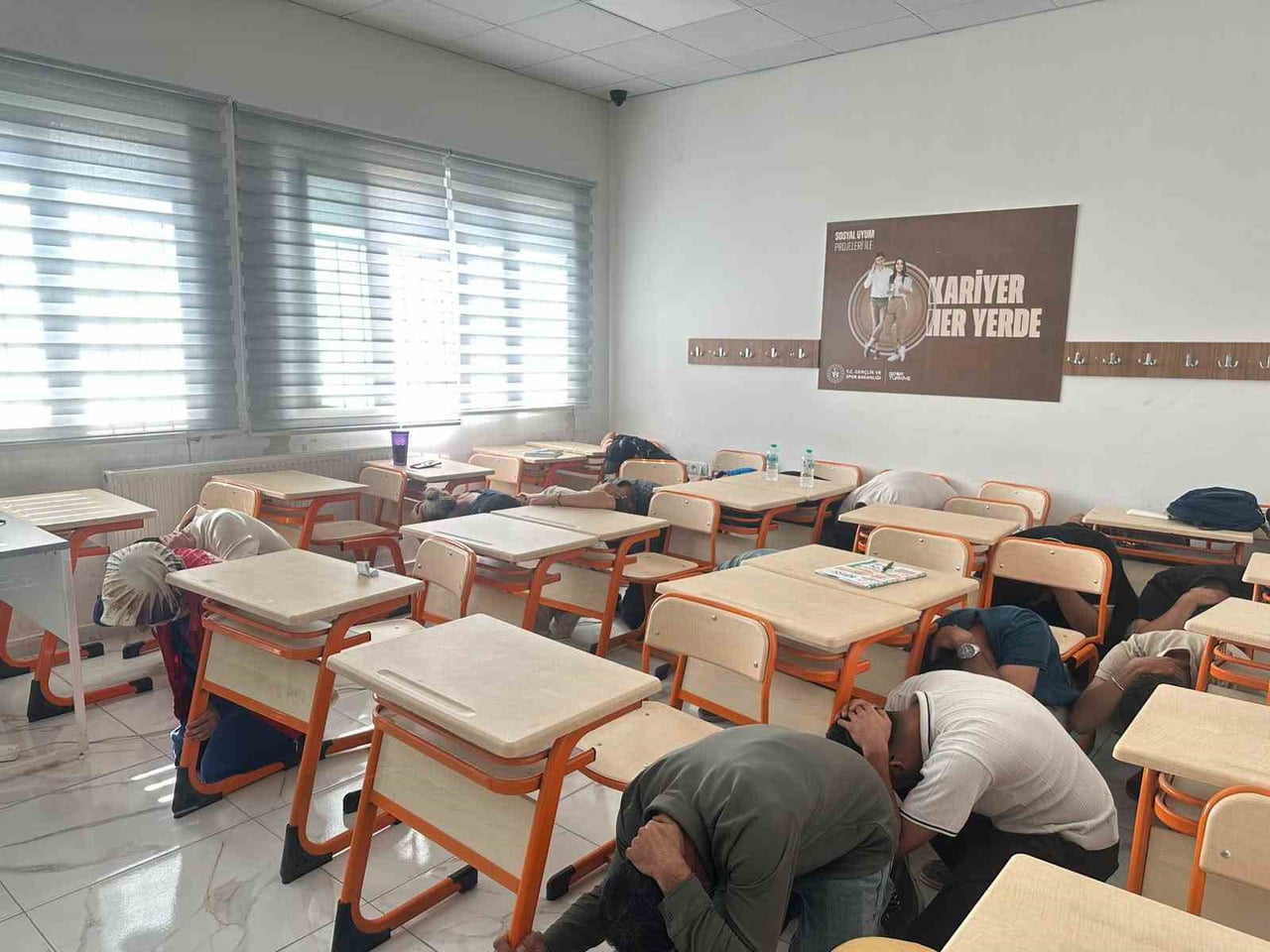 ADIYAMAN’IN ÇELİKHAN İLÇESİNDE AFAD EKİPLERİ TARAFINDAN GENÇLİK VE SPOR İLÇE MÜDÜRLÜĞÜ PERSONELİNE...