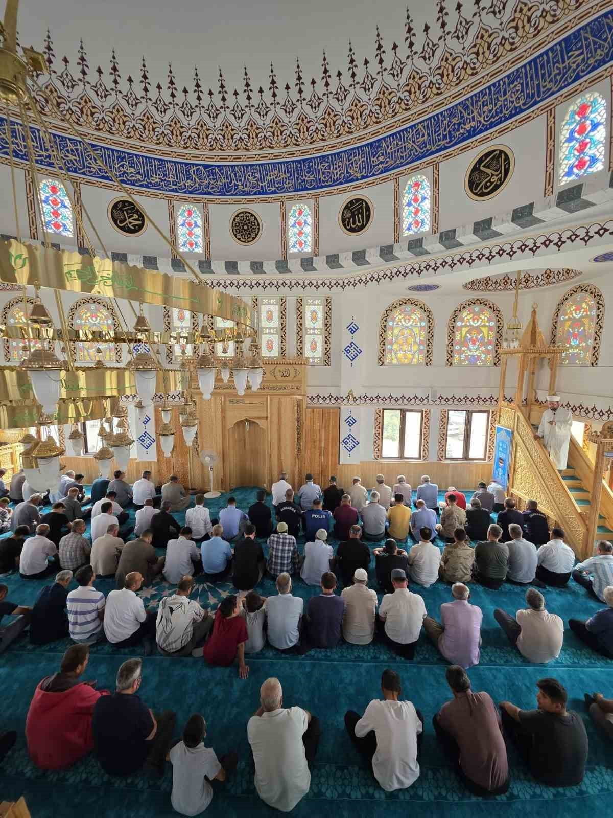 ADIYAMAN’IN GÖLBAŞI İLÇESİNE BAĞLI KARABURUN KÖYÜNDE, 6 ŞUBAT DEPREMLERİNDE YIKILAN CAMİNİN...