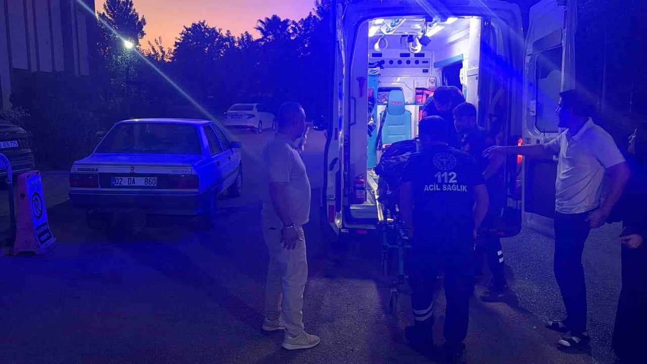 ADIYAMAN’IN KAHTA İLÇESİNDE OTOMOBİLİN KALDIRIMA ÇIKARAK YAYALARA ÇARPMASI SONUCU 3 KİŞİ...