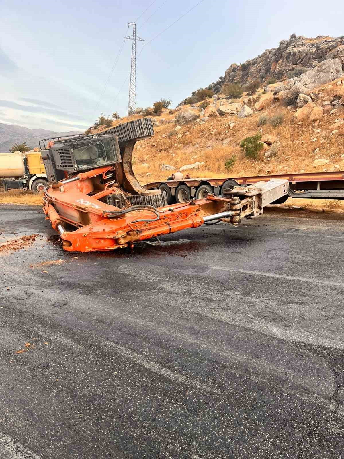 ADIYAMAN’IN KAHTA İLÇESİNDE SEYİR HALİNDEKİ TIRIN ÜZERİNDEN DÜŞEN PALETLİ KEPÇE, YOLU TRAFİĞE...