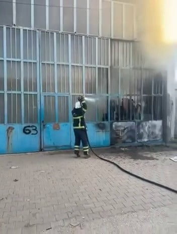 ADIYAMAN’IN KAHTA MARANGOZLAR SANAYİ BÖLGESİ’NDE BİR İŞ YERİNİN ELEKTRİK PANELİNDEN ÇIKTIĞI...