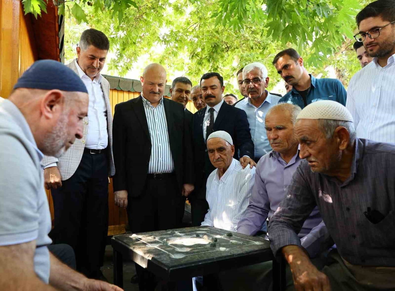 ADIYAMAN VALİSİ ABDULLAH KÜÇÜK, KAHTA İLÇESİNDE GERÇEKLEŞTİRDİĞİ ZİYARET VE TEMASLARDA ESNAF...