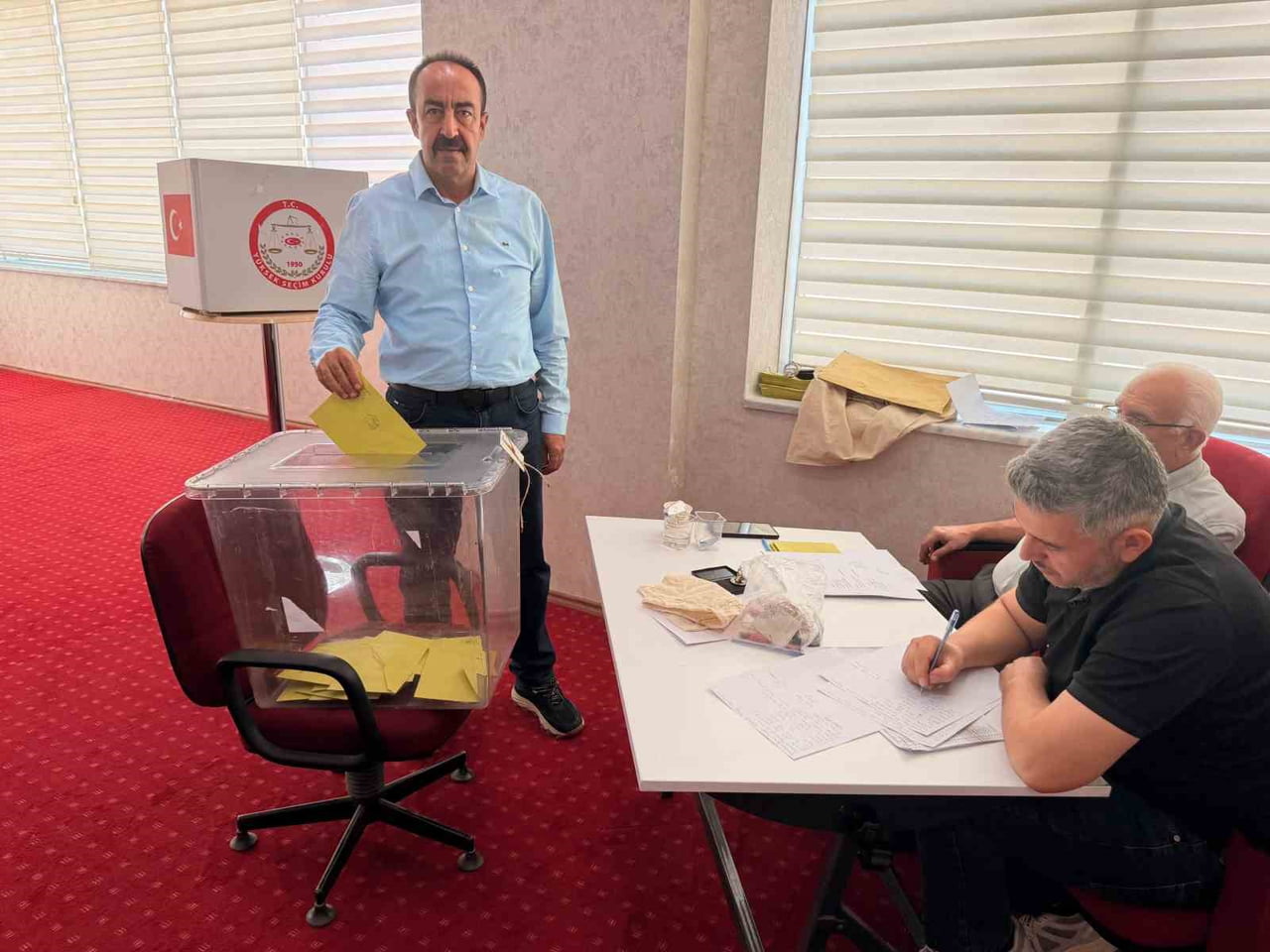 ADIYAMAN VETERİNER HEKİMLERİ ODASI 10. GENEL KURULU’NDA MEVCUT BAŞKAN ORHAN ÖZTÜRK, KAMUDA VE ÖZEL...