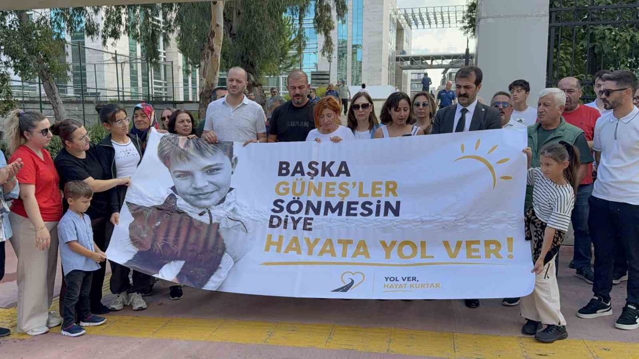 ADLİYE BAHÇESİ GİRİŞİNDE TOPLANAN "GÜNEŞ İÇİN ADALET PLATFORMU" ÜYELERİ İSE "BAŞKA GÜNEŞLER...