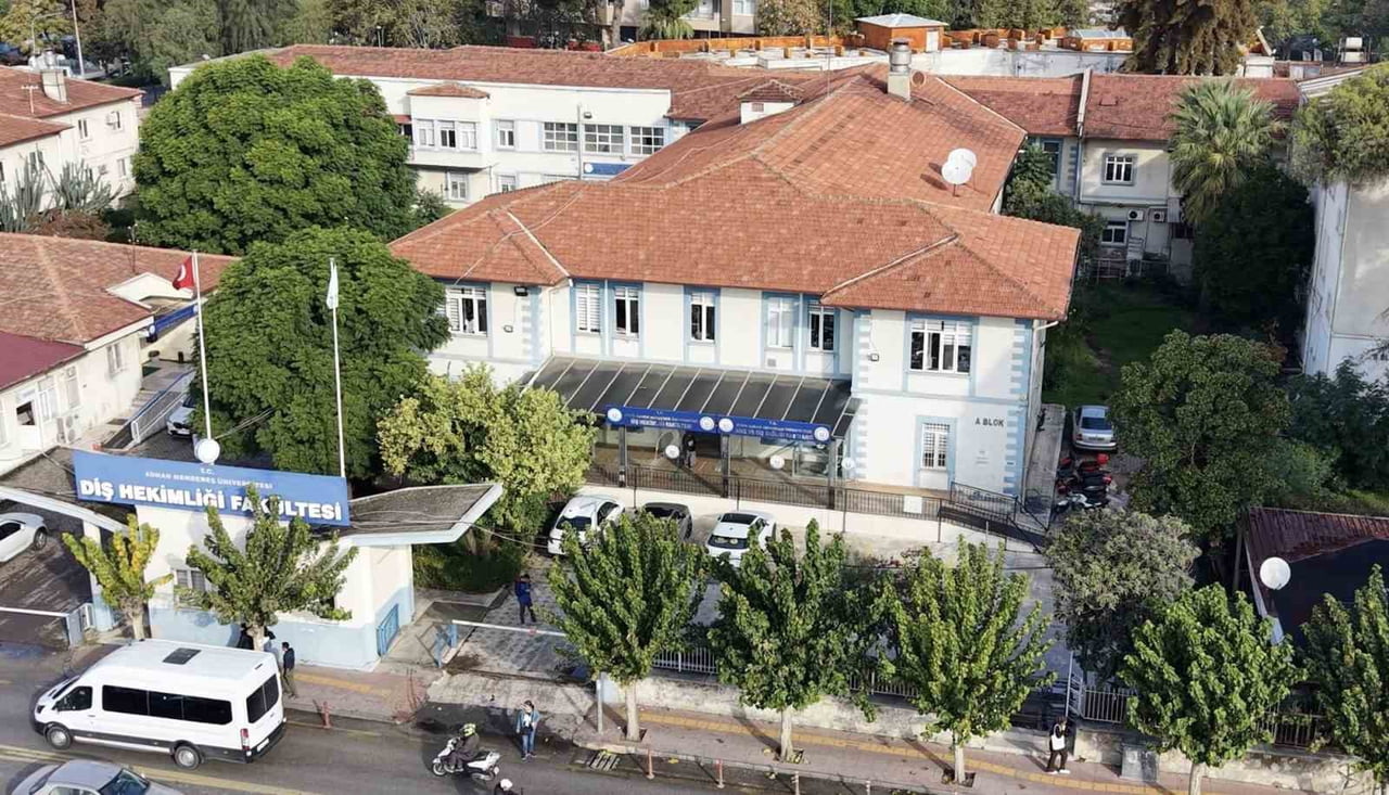 ADÜ DİŞ HEKİMLİĞİ FAKÜLTESİ 2025 YILINDA 103 LİSANS, 16 UZMANLIK ÖĞRENCİSİNİ MEZUN...