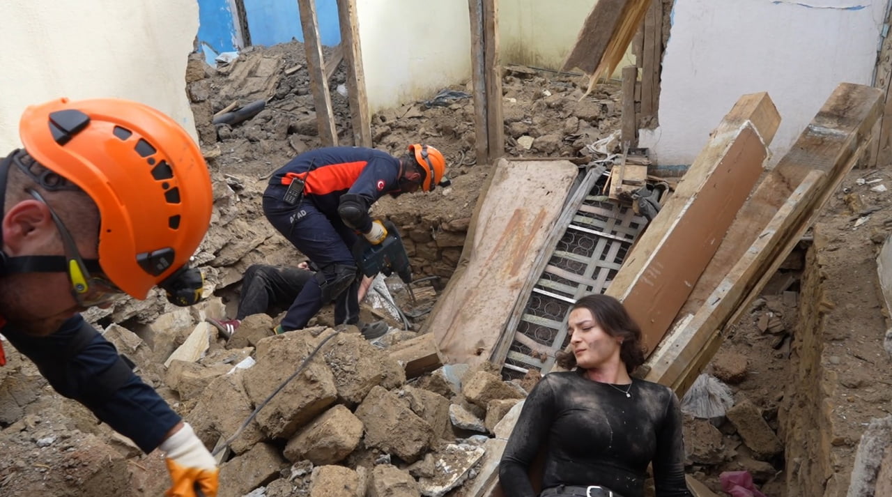 AFAD KOORDİNASYONUNDA GÜMÜŞHANE'NİN KELKİT İLÇESİNDE KAPSAMLI DEPREM TATBİKATI GERÇEKLEŞTİRİLDİ....