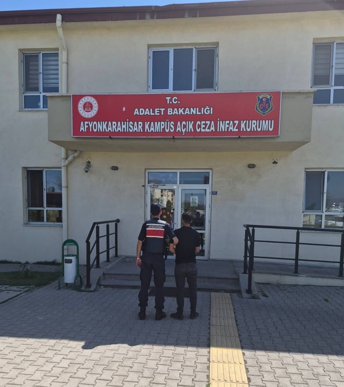 AFYONKARAHİSAR'DA ÇEŞİTLİ SUÇLARDAN ARANAN 35 KİŞİ JANDARMA TARAFINDAN YAKALANDI