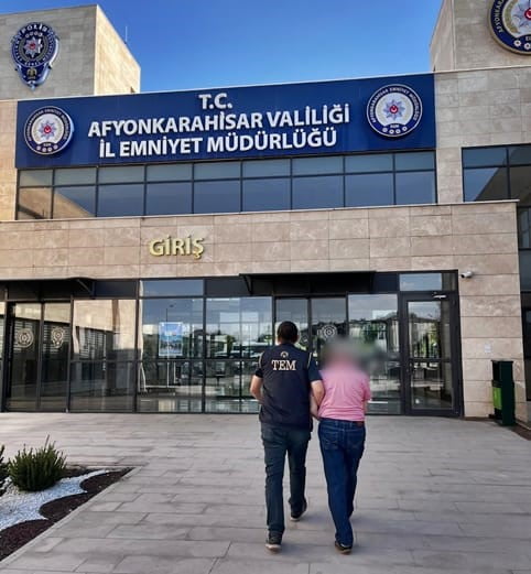 AFYONKARAHİSAR'DA FETÖ SİLAHLI TERÖR ÖRGÜTÜNE ÜYE OLMA SUÇUNDAN 7 YIL 6 AY HAPİS CEZASI İLE ARANAN...