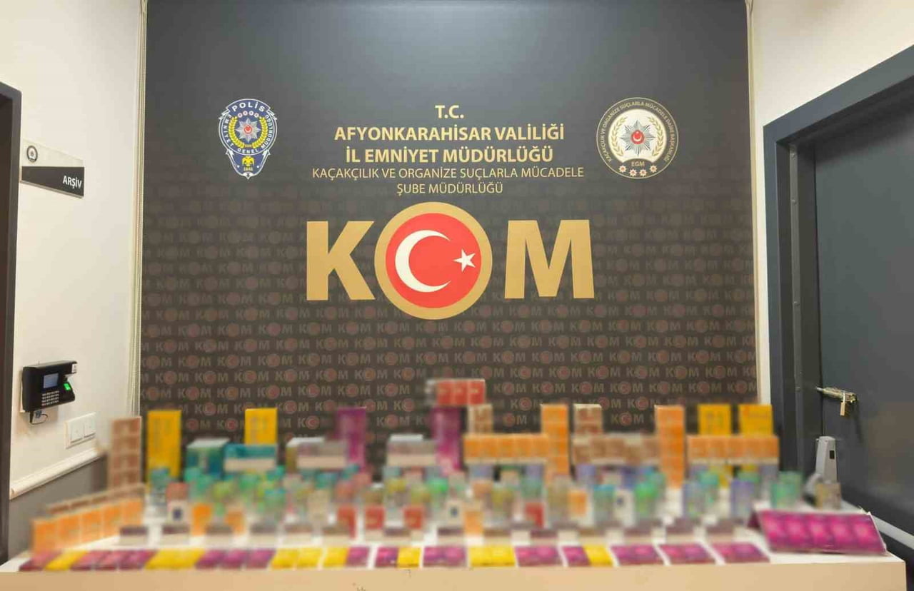 AFYONKARAHİSAR'DA POLİS TARAFINDAN BİR ADRESE YAPILAN BASKIN DA YAPILAN ARAMALARDA 267 PAKET...