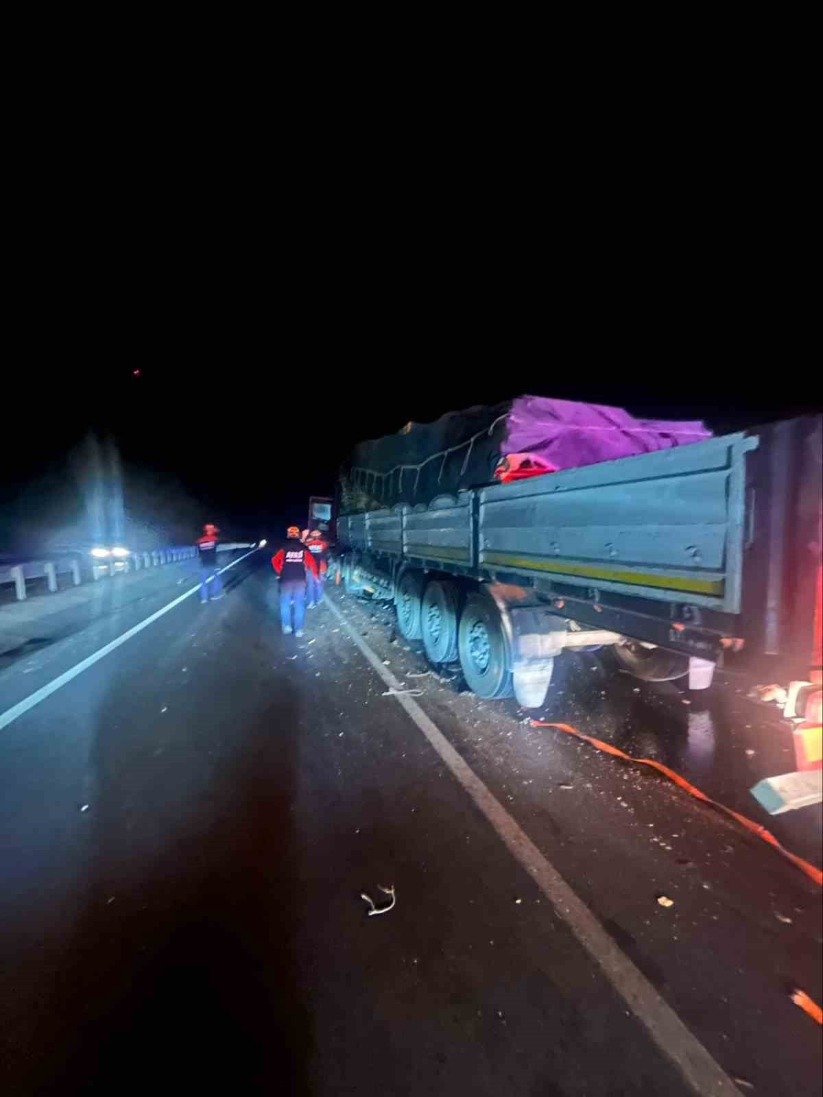 AFYONKARAHİSAR'DA TIRLARIN ÇARPIŞTI TRAFİK KAZASINDA SÜRÜCÜLERDEN BİRİ HAYATINI KAYBEDERKEN, BİRİ...