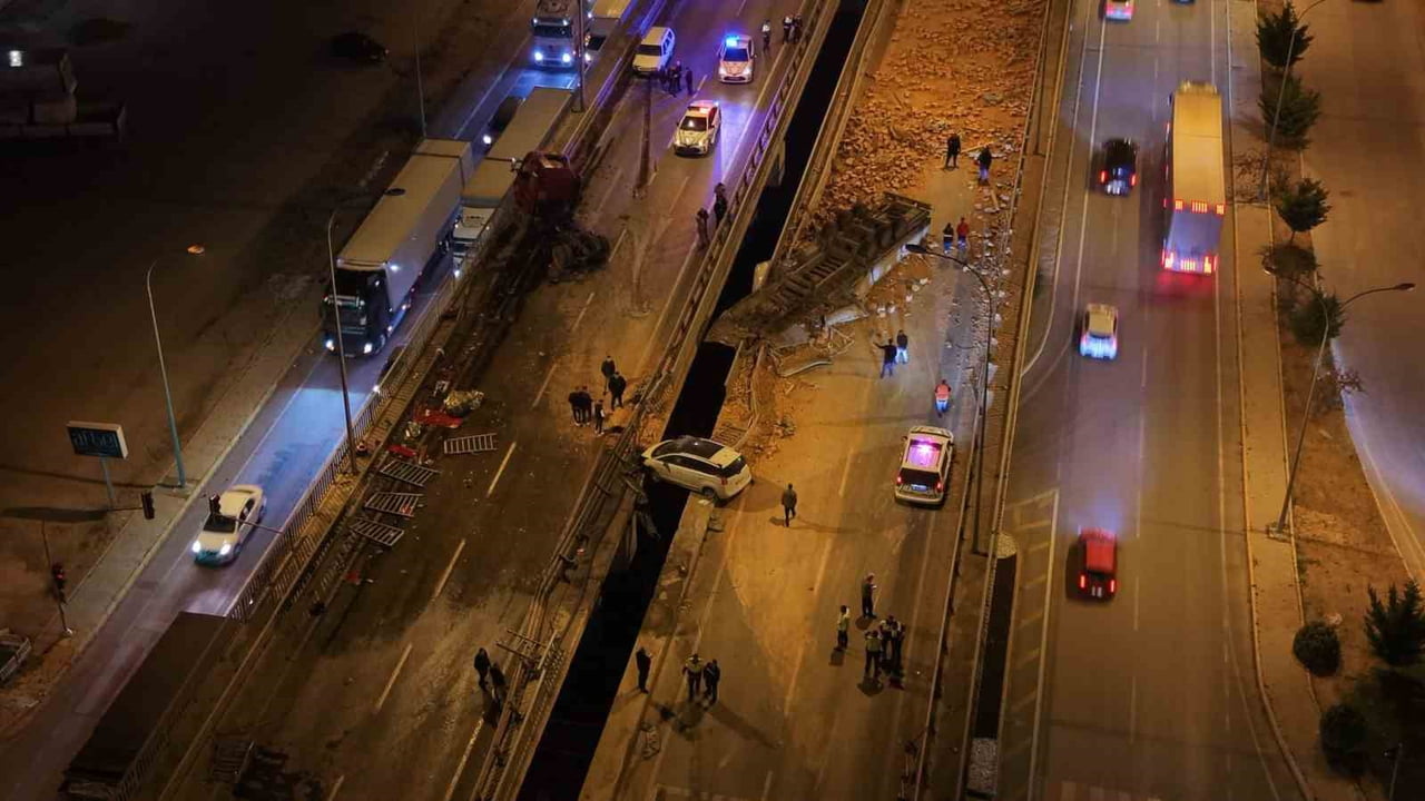 AFYONKARAHİSAR'DA TUĞLA YÜKLÜ TIR VE OTOMOBİLLERİN KARIŞTIĞI KAZADA ORTALIK SAVAŞ ALANINA...