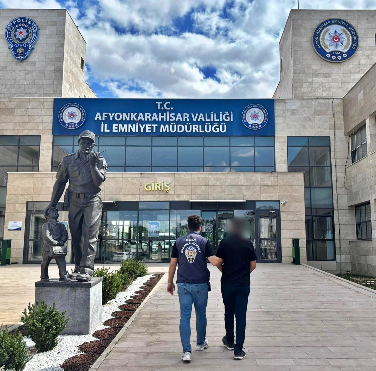 AFYONKARAHİSAR’DA POLİS 'ÇOCUKLARIN KULLANILDIĞI MÜSTEHCEN YAYINLARI ÜLKEYE SOKMAK' SUÇUNDAN HAPİS...
