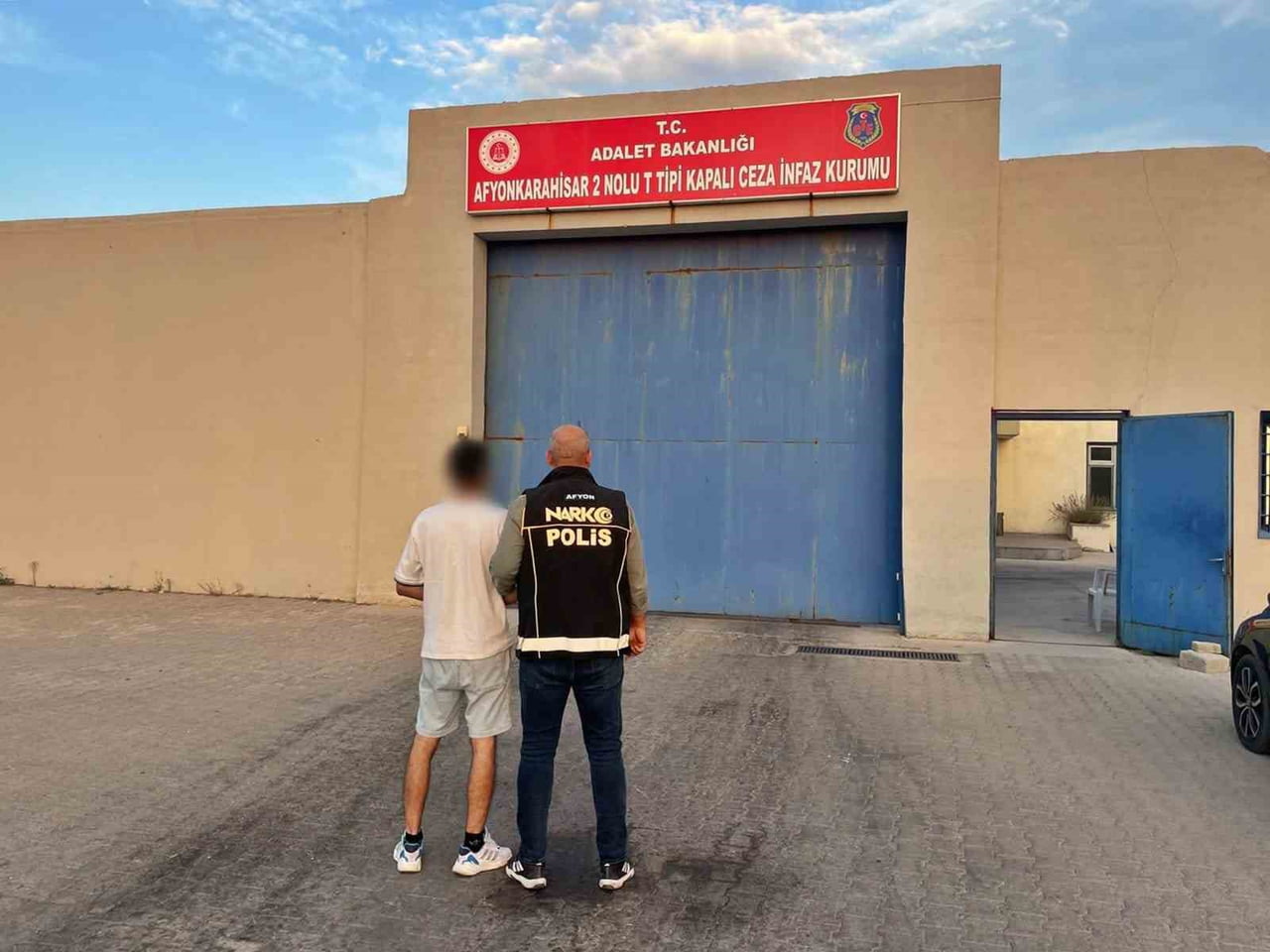 AFYONKARAHİSAR’DA UYUŞTURUCU MADDE TİCARETİ YAPMA SUÇUNDAN HAPİS CEZASIYLA ARANAN ŞAHIS POLİS...