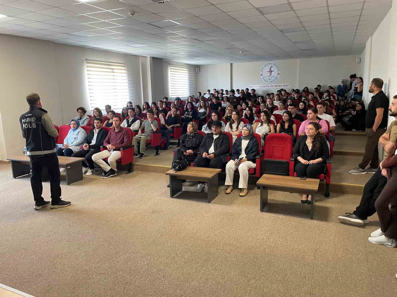 AFYONKARAHİSAR’DA YAKLAŞIK 350 ÜNİVERSİTE ÖĞRENCİSİNE YÖNELİK BAĞIMLILIKLA MÜCADELE EĞİTİMİ...