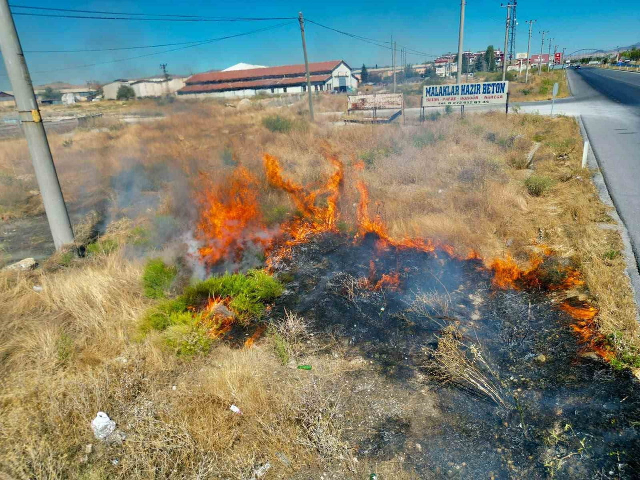 AFYONKARAHİSAR’IN BOLVADİN İLÇESİNDE YOL KENARINDA ÇIKAN ANIZ YANGINI, İTFAİYE EKİPLERİNİN HIZLI...