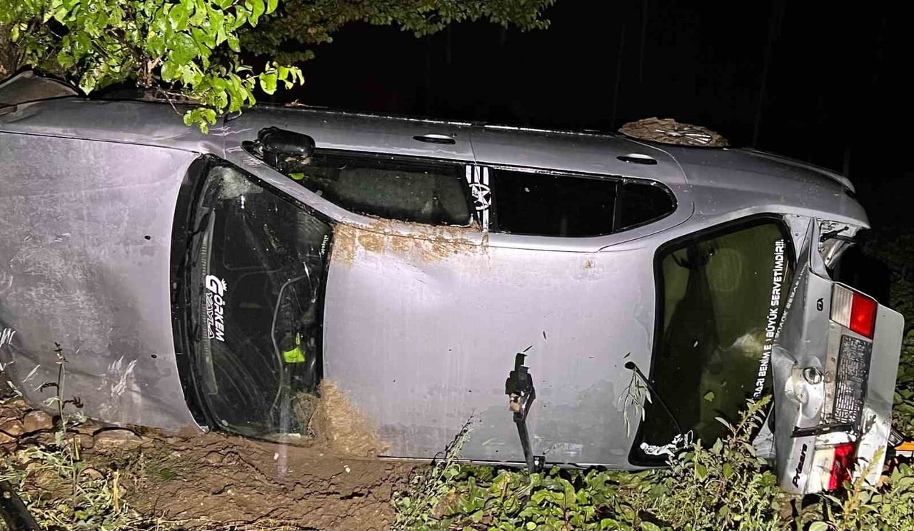 AFYONKARAHİSAR’IN BOLVADİN İLÇESİNE KONTROLDEN ÇIKAN OTOMOBİLİN TARLAYA DEVRİLMESİ SONUCU MEYDANA...