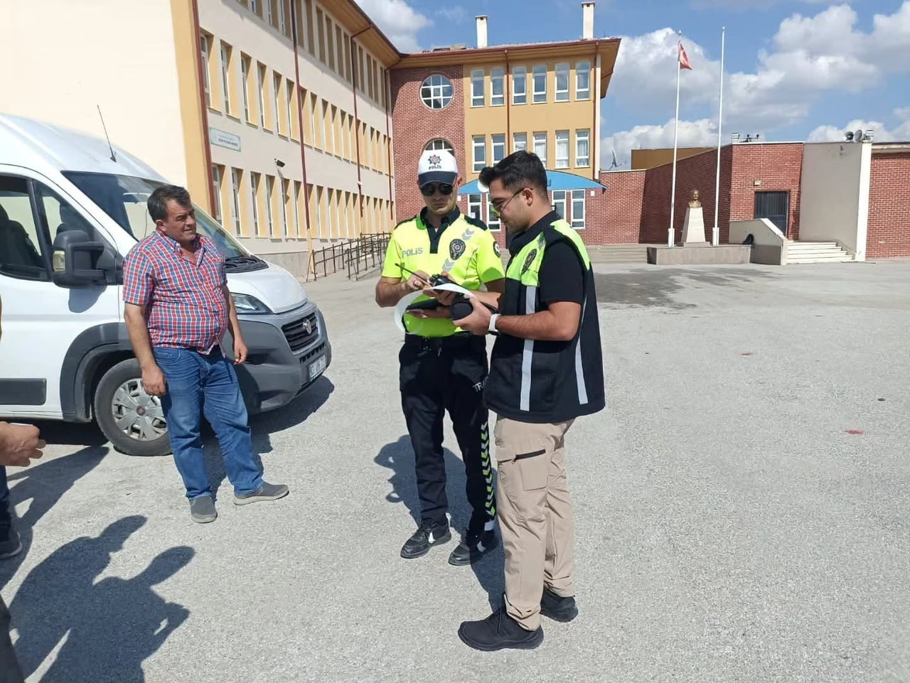 AFYONKARAHİSAR’IN SANDIKLI İLÇESİNDE OKULLARIN AÇILMASI İLE BİRLİKTE OKUL ÇEVRELERİ VE ÖĞRENCİ...