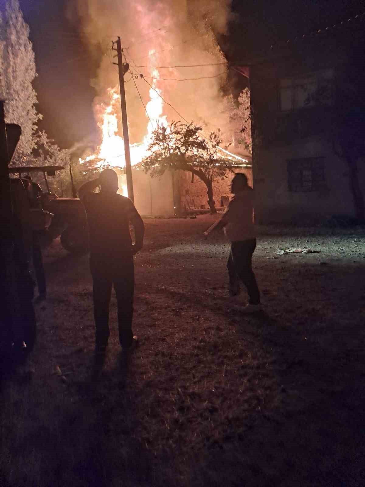 AFYONKARAHİSAR’IN SANDIKLI İLÇESİNE BAĞLI MENTEŞ KÖYÜNDE BİR BESİHANEDE ÇIKAN YANGINDA 4 BÜYÜKBAŞ...